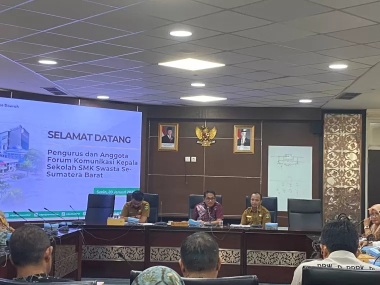 Wakil Ketua DPRD Sumbar, Evi Yandri Rajo Budiman didampingi Dinas Pendidikan saat menerima kedatangan FKKS SMK Swasta se-Sumbar, Senin (20/1) di gedung DPRD-ist