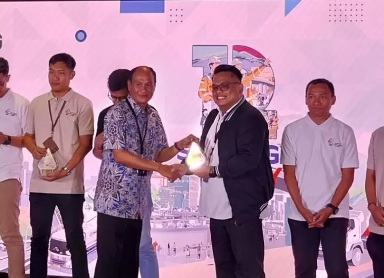 Penyerahan penghargaan untuk pemenang SIG-GIA 2024 oleh Direktur Bisnis &amp; Pemasaran SIG, Subhan, kepada perwakilan Tim Nabuang Sarok, Doche Delson, pada peringatan HUT ke-12 SIG yang digelar secara hybrid di South Quarter, Jakarta, Selasa (7/1/2025).Ist