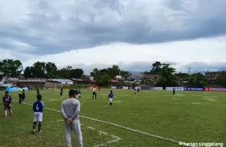 Salah satu pertandingan Pekan I LTS Sumbar 2025 U-12 antara Rifan's Soccer School vs Padang Peduli di Lapangan Sepakbola SMA N 2 Padang, Minggu (12/1) siang. (dede amri)