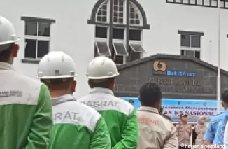 Karyawan perusahaan pertambangan batubara ini tengah upacara memperingati Bulan Keselamatan dan Kesehatan Kerja di Lapangan Segitiga Ombilin, Sawahlunto.(armadison)