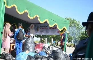 PT Semen Padang membuka stand penampungan sampah melalui aplikasi Nabuang Sarok disebuah acara di Pantai Padang beberapa waktu lalu. Sampah yang disetor masyarakat dijadikan sebagai energi pengganti batubara dalam produksi semen. Ist