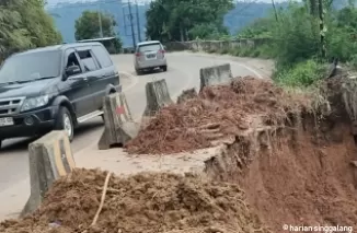 Awas! Jalan Nasional Padang - Bengkulu Terban