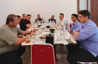 Sekretaris Perusahaan Bank Nagari, Tasman (2 kanan) didampingi Humas Bank Nagari Affino Stephie (kanan) bersama pimpinan PT KSSP, Hermawan Ardiyanto membahas bank milik Pemprov Sumbar itu siap menjadi sponsorship, Rabu (15/1). (ist)