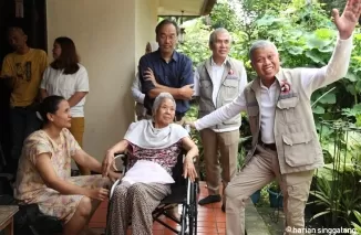 Ny. Sri Atmakusumah ceria menyambut rombongan Ketum Yastroki Mayjen (Purn) Dr. dr. Tugas Ratmono, SpN,  MARS, MH, kanan.(foto ist)