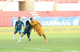 Sundulan Bruno Gomes menjadi gol ketiga Semen Padang FC pada menit 68. Kabai Sirah bungkam Super Elja di Stadion Sultan Agung, Bantul, Minggu (26/1). (mo spfc)