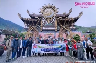 Rombongan Koperasi Pembangunan Usaha (Kopus) Sumbar foto bersama di kompleks Sun World Ba Na Hills, Da Nang, Vietnam, Selasa (14/1). (ist)