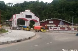 Gerbang kota di Persimpangan Muarokalaban, Kecamatan Silungkang, Sawahlunto, membuat kawasan ini makin indah.(armadison)