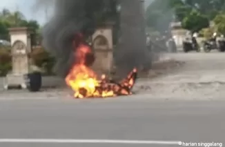 Di Pasaman Barat; Pengendara Bakar Kendaraan di Depan Polisi