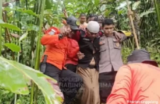 Cari Durian, Tiga Warga Parak Laweh Diselamatkan dari Banjir Meluap