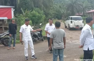 Camat Sutera, Dailipal meninjau lokasi banjir di Kampung Tanjung Gadang dan Bukik Kaciak,  Nagari Ampiang Parak Timur kemarin. (ist)