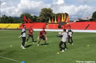 Dua kiper Semen Padang FC, Teguh Amiruddin (kanan) dan Mochammad Dicky Indrayana (kiri) berlatih di Stadion H. Agus Salim Padang, Rabu (8/1) sore. Satu kiper asing dikabarkan bakal bergabung Kamis (9/1) ini. (dede amri)