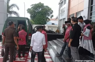 Para tersangka kasus dugaan korupsi ganti rugi lahan tol Padang - Pekanbaru  yang dialihkan dari tahanan kota menjadi tahanan rutan saat dibawa menuju mobil tahanan, Senin (14/1) di halaman Kantor Kejati Sumbar.