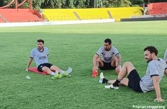 Dari kiri pemain asing baru Semen Padang FC, Carlos Filipe Da Fonseca Chaby, Bruno Gomes De Oliveira Conceicao dan Marco Joao Costa Baixinho bersantai usai jalani sesi latihan perdana, Sabtu (4/1) sore di Stadion H. Agus Salim, Padang. (dede amri)