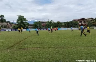 Pertandingan U-14 LTS, Rabu (29/1) di Lapangan Sepakbola SMAN 2 Padang antara  Dewa 24 vs PSG (Grup B) yang berakhir 5-0. (dede amri)