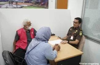 Tersangka kasus dugaan korupsi jalan tol Padang - Sicincin saat diperiksa JPU dalam proses tahap dua kasus tersebut, Kamis (16/1) di Kantor Kejati Sumbar.