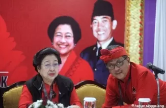 Megawati bersama Hasto. (Foto: GenPi.co)