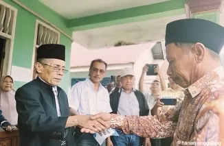 Ketua KUD Tiku Lima Jorong Kecamatan Tanjung Mutiara AM Dt Bandaharo membantu ribuan warga Tiku Limo Jorong Kecamatan Tanjung Mutiara, Senin (13/1). (Ist)