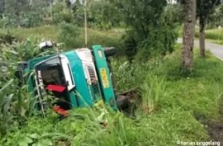 Laka Tunggal di Lubuk Sikaping: Muatan Berat, Truk Terguling di Pendakian