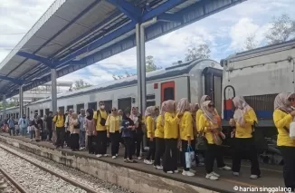 Sejumlah penumpang antusias saat menngunakan moda transportasi kereta api saat libur Nataru 2025. (ist)