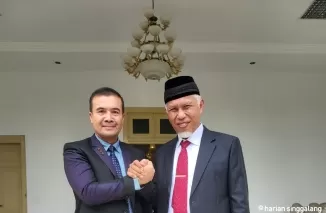 Laksdya TNI Purn Dr. Angkasa Dipua bersama Gubernur Sumbar. H. Mahyeldi.  (ist)