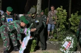 Dandim 0308/Pariaman Letkol Czi Nur Rahmat Khaeroni bertindak selaku inspektur upacara pemakaman Pratu Aan Saputra. Terlihat Dandim meletakkan karangan bunga di pusara, Korong Tampuniak, Sungai Limau. (ist)