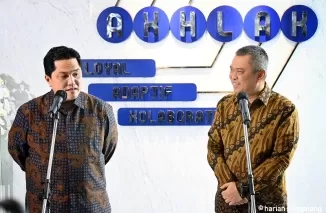 Menteri BUMN Eruck Thohir (kiri) dan Menhub Dudy Purwagandhi, memberikan keterangan pers kepada awak media usai pertemuan terkait perencanaan penyelenggaran angkutan Lebaran 2025 yang aman dan lancar di Kantor Kementerian BUMN. Selasa (21/1) sore. (Yusman