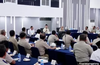 Menteri Nusron saat memimpin Rapat Pimpinan di Aula Prona, Kantor Kementerian ATR/BPN di Jakarta, Senin (13/01/2025). (ist)