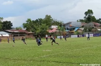 Salah satu pertandingan LTS Sumbar 2025 U-12 di Lapangan Sepakbola SMA N 2 Padang. (dede amri)