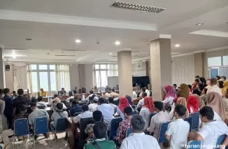 Audiensi cukup alot berlangsung di Gedung DPRD, ratusan THL, R2 dan R3 meminta agar DPRD Pasbar dapat memfasilitasi mereka. (Arafat)