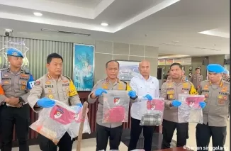 Kapolda Sumbar Irjen Pol Gatot Tri Suryanta memamerkan barang bukti yang akan diserahkan ke Kejaksaan Negeri Padang Pariaman, di Mapolda Sumbar, Kamis (16/1). Deri oktazulmi