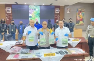 Kapolda Sumbar Irjen Pol Gatot Tri Suryanta didampingi Direktur Reserse Kriminal Umum, Kombes Pol Andry Kurniawan dan Direktur Reserse Narkoba, Kombes Pol Nicko A Setiawan memamerkan barang bukti saat pers release di Mapolda, Selasa (21/1). (deri oktazulm