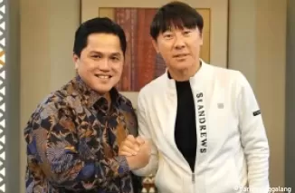 Ketua Umum PSSI Erick Thohir dan Shin Tae-yong. (Foto: Bola.com)