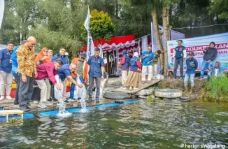 Direktur Keuangan dan Umum PT Semen Padang dan Oktoweri, Komisaris PT Semen Padang Khairul Jasmi, melepas ikan bilih ke habitatnya Kamis, (16/1/2025). Ist