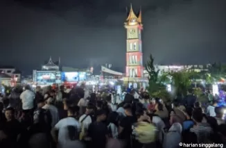 Ribuaan Orang Padati Jam Gadang di Malam Pergantian Tahun