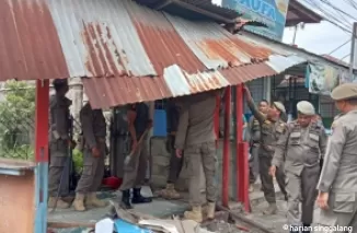 Petugas Satpol PP Padang membongkar bangunan liar di kawasan Kecamatan Lubeg, Kota Padang, pada Kamis (2/1). (ist)