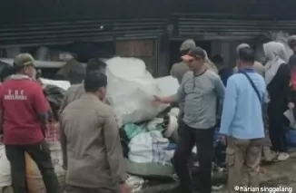 Satpol PP Padang Tertibkan Pengepul Barang Bekas di Bahu Jalan Kuranji