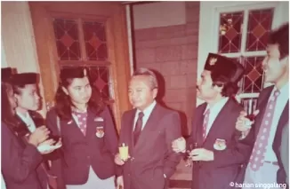 Dubes Prof Dr Hasjim Djalal Ottawa November 1984 (tengah) bersama Koordinator Indonesia CWY-PPIK dan Tim mengadakan resepsi dan Indonesian Culture Show. Shofwan Karim (tengah kanan), Inarno (paling kanan) dan Andini, Grace dan Herda (kiri). (Foto: Dok/SK