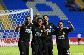 Winger Semen Padang FC Ikram Mila (kanan) bersama kawan-kawannya bertekad akan mengganti sejarah saat menjamu Bali United, Senin (20/1) sore ini di Stadion H. Agus Salim, Padang. (mo spfc)