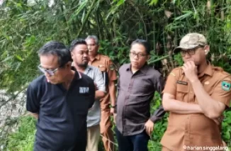 Wakil Ketua Dewan Perwakilan Rakyat (DPRD) Sumatera Barat (Sumbar), Evi Yandri Rj Budiman kunjungi lima titik lokasi sungai yang membahayakan pemukiman penduduk di Kota Padang, Selasa (21/1). Ist