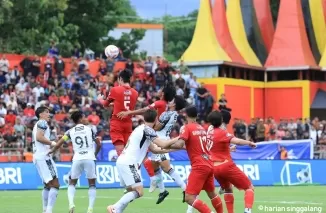 Kim Ming-yu (5) berkemungkinan besar bakal menggantikan peran Marco Baixinho di lini belakang kala dijamu PSS Sleman, Minggu (26/1) besok lanjutan Liga 1. Kim saat mencoba heading bola saat laga jamu Bali United lalu di Stadion H. Agus Salim. (mo spfc)