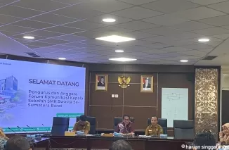 Wakil Ketua DPRD Sumbar, Evi Yandri Rajo Budiman didampingi Dinas Pendidikan saat menerima kedatangan FKKS SMK Swasta se-Sumbar, Senin (20/1) di gedung DPRD-ist