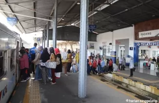 Penumpang KAI Divre II Sumbar menaiki kereta di Staisun Padang.Ist