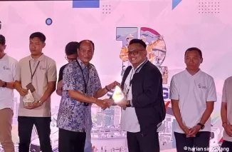 Penyerahan penghargaan untuk pemenang SIG-GIA 2024 oleh Direktur Bisnis & Pemasaran SIG, Subhan, kepada perwakilan Tim Nabuang Sarok, Doche Delson, pada peringatan HUT ke-12 SIG yang digelar secara hybrid di South Quarter, Jakarta, Selasa (7/1/2025).Ist