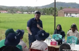 Wakil Ketua Komisi IV DPR RI, Alex Indra Lukman, meninjau langsung implementasi teknik "sawah bapokok murah".