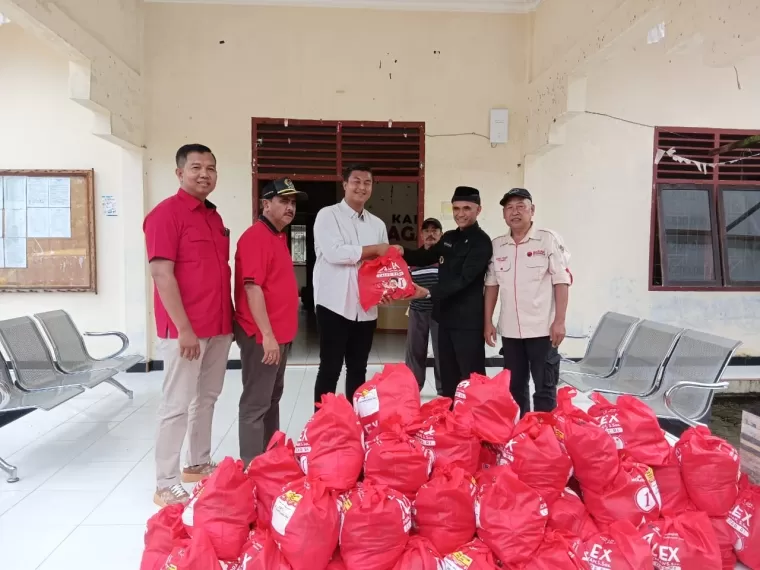 Penyerahan 125 paket sembako untuk warga terdampak banjir timpeh.