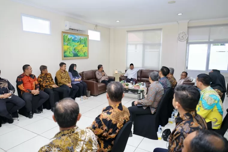 Menteri Nusron meminta jajarannya inventarisasi tanah terindikasi telantar saat memberikan pengarahan di Kantor Pertanahan Kota Balikpapan. (ist)