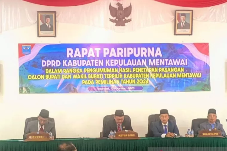 DPRD Kabupaten Kepulauan Mentawai sahkan pasangan Rinto Wardana dan Jakop Saruguk sebagai Bupati dan Wakil Bupati Kepulauan terpilih Mentawai. (foto: antara)