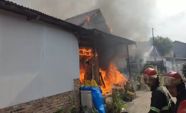 Dua Rumah di Seberang Padang Hangus Terbakar