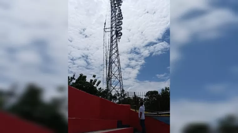 Ketua Panpel Home Semen Padang FC, H. Edri memantau pemasangan lampu LED tanpa trafo di tower lampu Stadion H. Agus Salim oleh teknisi dari philips, Jumat (28/2) pagi. (dede amri)