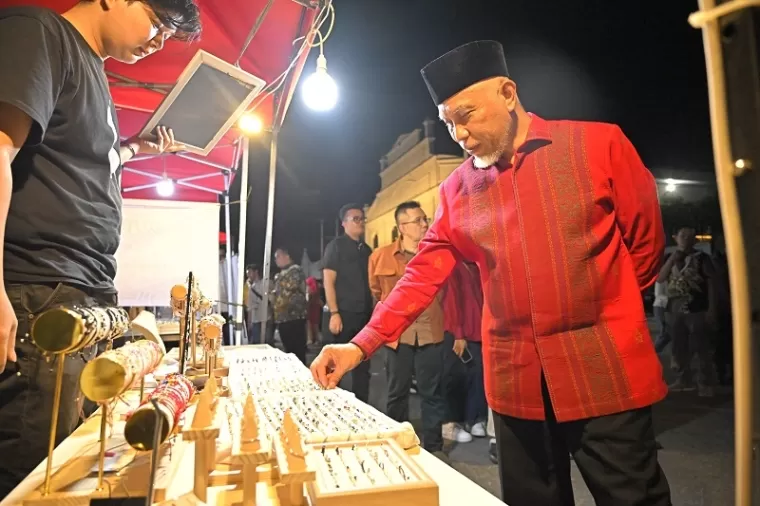 Gubernur Mahyeldi Ansharullah, meninjau salah satu pedagang padan Festival Siti Nurbaya dan Cap Go Meh 2025 di Kawasan Kota Tua Padang, Jumat (8/2). (yose)